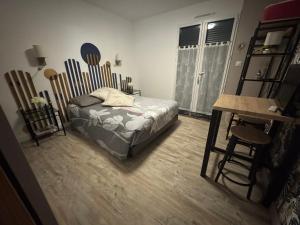 Postel nebo postele na pokoji v ubytování Petit studio attenant à la maison