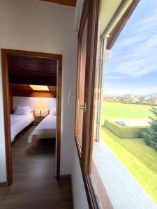 Postel nebo postele na pokoji v ubytování CAL QuEROL PALAU-xemeneia-basquet i tennis