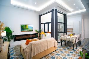 Μια τηλεόραση ή/και κέντρο ψυχαγωγίας στο High-End Constitution Plaza Apartment - Malaga Center