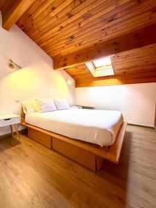 Postel nebo postele na pokoji v ubytování CAL QuEROL PALAU-xemeneia-basquet i tennis + 14 fotografií