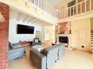 un salon avec un canapé et une cheminée dans l'établissement Villa Oana - Heated Pool - Jacuzzi, à Paron