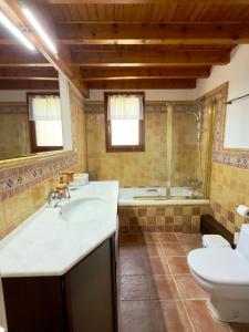 Koupelna v ubytování CAL QuEROL PALAU-xemeneia-basquet i tennis