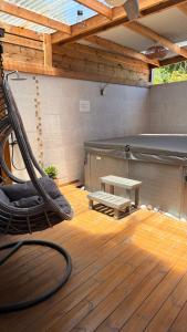 una habitación con una hamaca, un banco y una mesa en ATÈRLA - Appartement de charme et spa, en La Possession