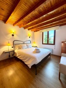 Postel nebo postele na pokoji v ubytování CAL QuEROL PALAU-xemeneia-basquet i tennis