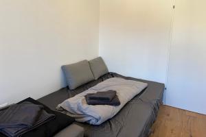 ein Bett mit zwei Kissen darauf in einem Zimmer in der Unterkunft Cozy City Center Designer Apartment for 9 People in Wiener Neustadt + 5 Fotos