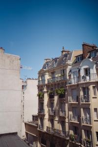 een gebouw met balkons aan de zijkant bij LALA Hôtel in Parijs