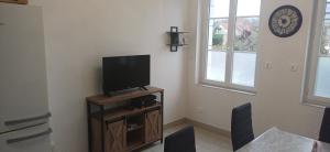 TV a/nebo společenská místnost v ubytování Maison individuelle Le Royaume Sauvage Gîte