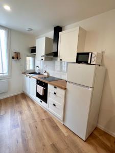 Kuchyň nebo kuchyňský kout v ubytování Ô calme des Bains - Studio cosy au cœur de Digne