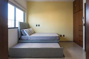 a bedroom with two beds and a window at Cozy apartment just two blocks from the beach in Isla Venados +15 photos