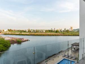 Blick auf einen Fluss von einem Gebäude aus in der Unterkunft Marina view pool and restaurants nearby in San Rafael