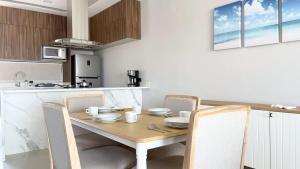 eine Küche mit einem Holztisch mit Stühlen und einer Tableasteryasteryasteryastery in der Unterkunft Marina view pool and restaurants nearby in San Rafael + 42 Fotos