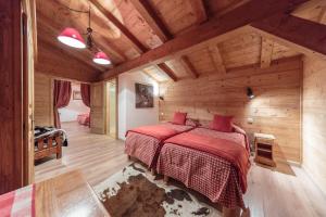 A bed or beds in a room at La Perdrix Blanche