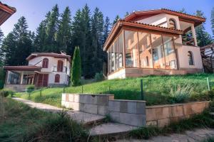 潘波洛沃Вила Форте Villa Forte的山边树木的房子