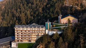 ein Gebäude an einem Berghang in der Unterkunft Elbrus Resort & Spa in Theog