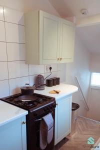 Køkken eller tekøkken på Beautiful 3 Bed in Gateshead - Free Parking & Sleeps 9 + 12 billeder