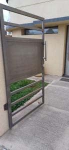 ein Tor vor einem Gebäude in der Unterkunft Casa céntrica in Carhué