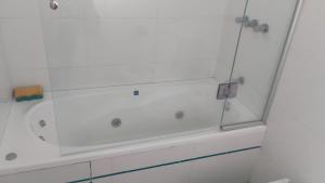 ein Bad mit einer Dusche und einem Spiegel in der Unterkunft Casa céntrica in Carhué