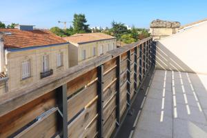 a fence on a roof with buildings in the background at Cenon plein ciel in Cenon