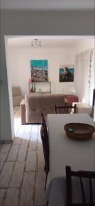 ein Wohnzimmer mit Sofa und Tisch in der Unterkunft Casa céntrica in Carhué + 9 Fotos