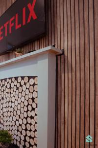 Et logo, certifikat, skilt eller en pris der bliver vist frem på Beautiful 3 Bed in Gateshead - Free Parking & Sleeps 9