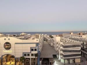 - une vue aérienne sur une ville avec des bâtiments et l'océan dans l'établissement Arena Hostel, à Hurghada