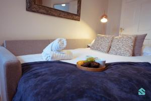 En eller flere senge i et værelse på Beautiful 3 Bed in Gateshead - Free Parking & Sleeps 9