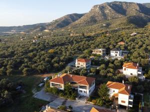 eine Luftaufnahme eines Hauses in einem Berg in der Unterkunft The backyard- Κατοικία στην Αγριά, Βόλου in Agria