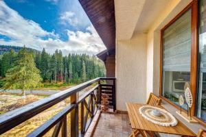 d'un balcon avec une table et une fenêtre. dans l'établissement Forestside Stay at Stream Resort, à Pamporovo