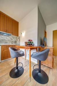 une cuisine avec une table en bois et deux chaises dans l'établissement Forestside Stay at Stream Resort, à Pamporovo