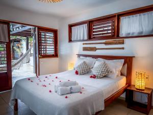 um quarto com uma cama com flores em AKY JERI - POUSADA Vila de Jericoacoara em Jericoacoara mais 103 fotografias