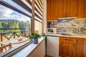 - une cuisine avec vue sur un balcon dans l'établissement Forestside Stay at Stream Resort, à Pamporovo 24 autres photos