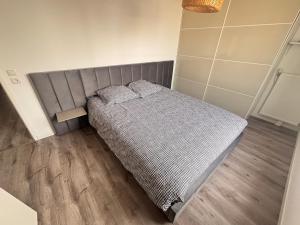 1 dormitorio con 2 almohadas en Maison chaleureuse, en Puteaux