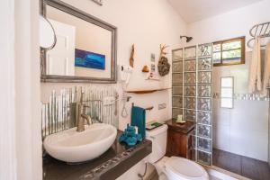 a bathroom with a sink and a toilet at Tamarindo Sunshine in Tamarindo
