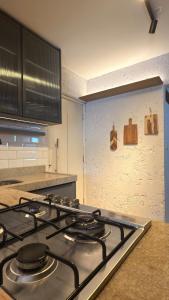 Kuchyň nebo kuchyňský kout v ubytování 3 quartos e 2 suites, Alto Padrao, na Ponta Verde, 270m da Praia