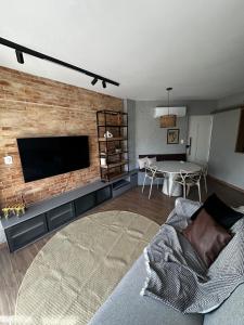 TV a/nebo společenská místnost v ubytování 3 quartos e 2 suites, Alto Padrao, na Ponta Verde, 270m da Praia