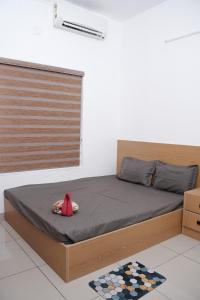 un lit avec un animal farci rouge assis sur lui dans l'établissement Serene Cottage - Home away from Home, à Vythiri