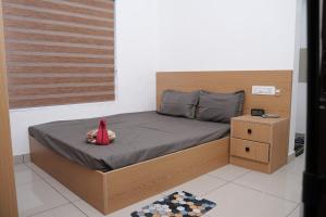 - une chambre avec un lit doté d'un cape rouge dans l'établissement Serene Cottage - Home away from Home, à Vythiri