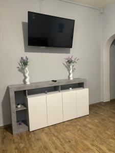 Μια τηλεόραση ή/και κέντρο ψυχαγωγίας στο Attanasio Home