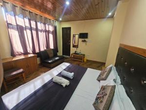 Μια τηλεόραση ή/και κέντρο ψυχαγωγίας στο Hotel Hilltop View Dalhousie, Kalatop