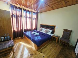 Ένα ή περισσότερα κρεβάτια σε δωμάτιο στο Hotel Hilltop View Dalhousie, Kalatop