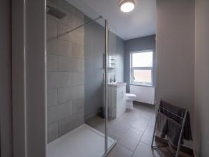 Phòng tắm tại Whole Town House - Town centre! +12 ảnh