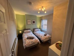 Giường trong phòng chung tại Whole Town House - Town centre!