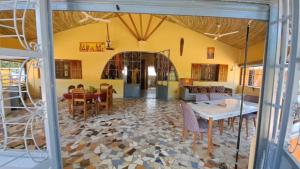 a dining room and living room with a table and chairs at Case sauvage in Diana