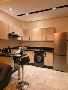 卡萨布兰卡apartment near the beach的房间里有带洗衣机和烘干机的厨房