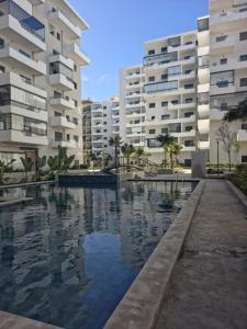 卡萨布兰卡apartment near the beach的两个公寓楼前的游泳池