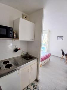 Kuchyň nebo kuchyňský kout v ubytování Apartment Near Center + 7 fotografií