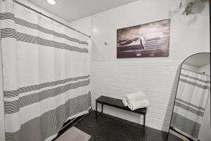 bagno con tenda per la doccia e panca di Retro Music Flat, 2BR, FREE Valet, Gym, Pool, Downtown Dallas a Dallas Altre 37 foto