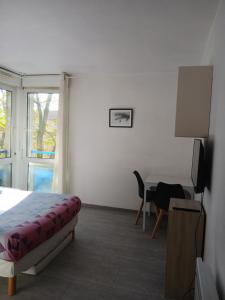 TV a/nebo společenská místnost v ubytování Apartment Near Center