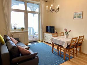 a living room with a table and a couch at Fürstenhof Ferienwohnung Grönland in Sassnitz