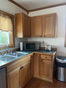 Kuchyň nebo kuchyňský kout v ubytování UP North Rental 906 - 2BR,1BA House in Ironwood